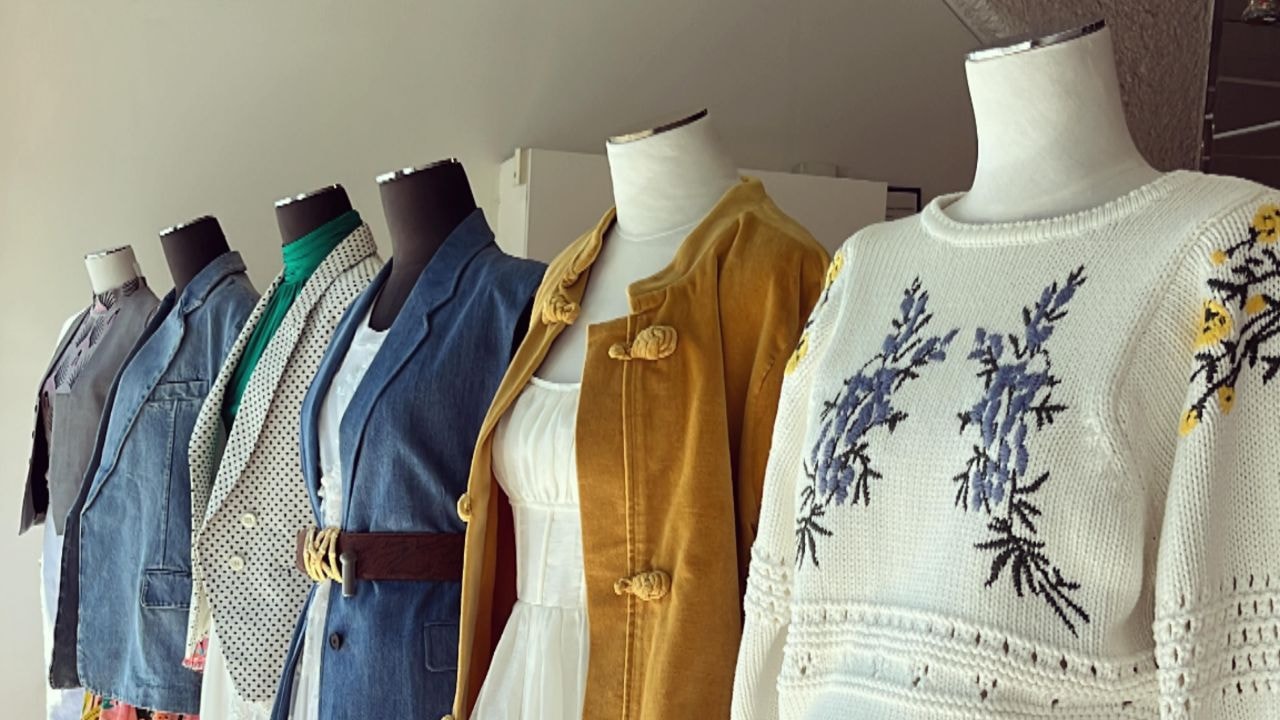Vintage soles and bric a brac items in Secondo